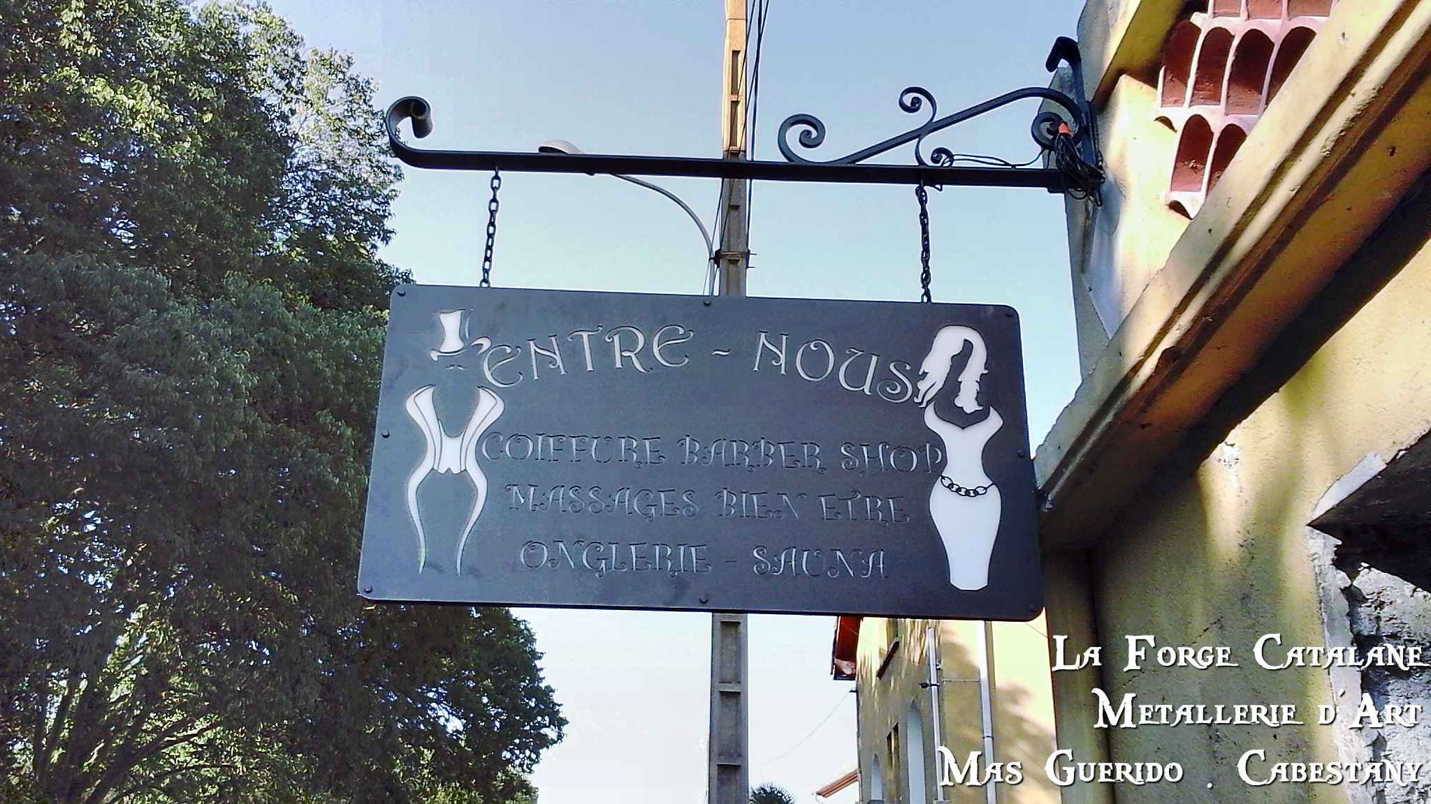 enseigne en drapeau coiffeur entre nous arles tech  forge catalane.jpg